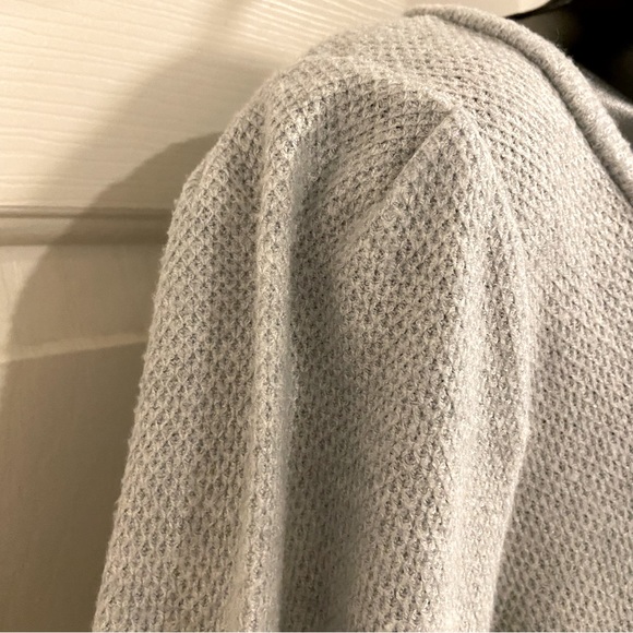 THE VANITY ROOM Knit V-Neck Top Puffed Shoulders 3/4 Sleeves Light Pale Gray - Picture 5 of 9